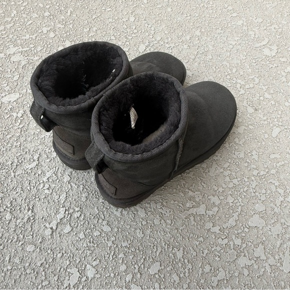 UGG Women's Classic Mini Boot in Black Size 6 - Picture 5 of 12